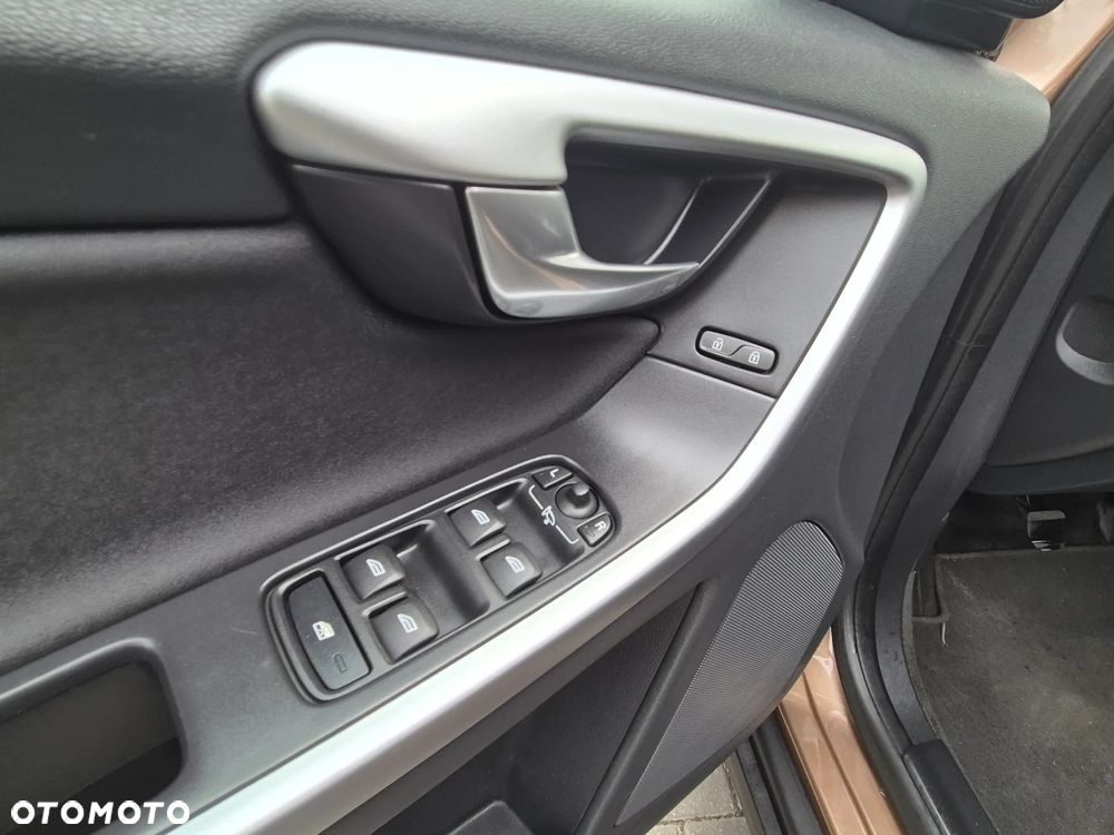 Volvo XC 60 2.4D AWD Momentum - 34