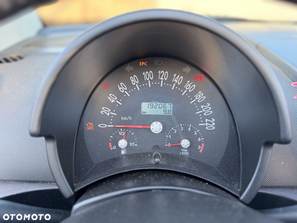 Volkswagen New Beetle - 8