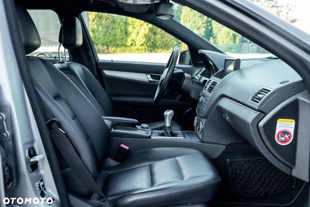 Mercedes-Benz Klasa C 180 CGI BlueEFFICIENCY Avantgarde - 23