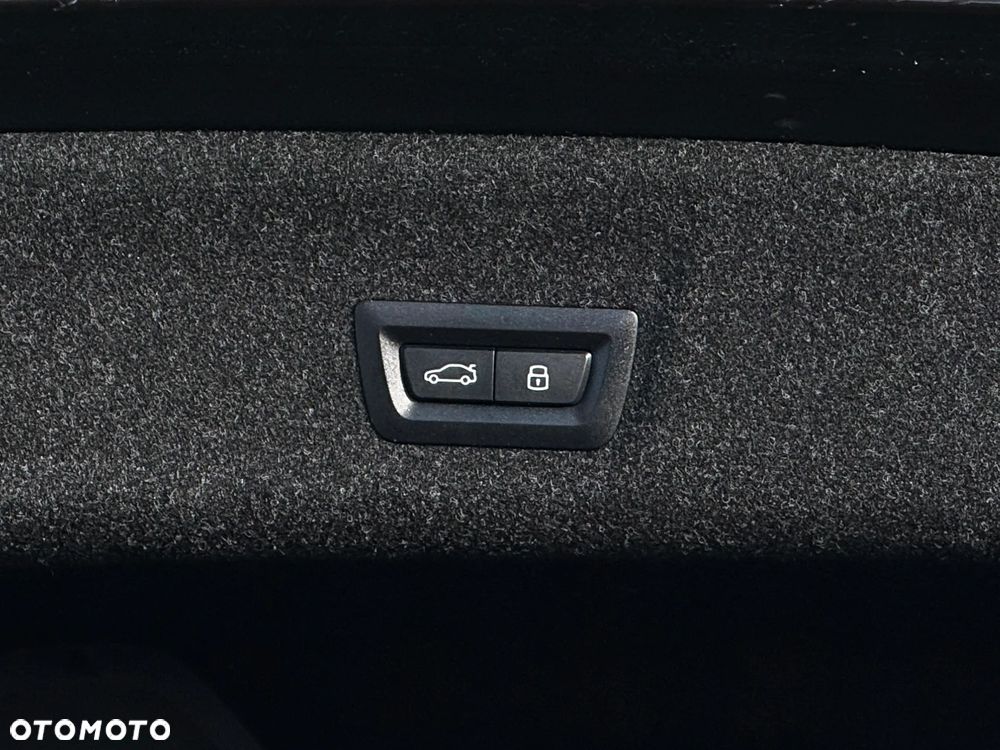 BMW Seria 3 330i xDrive M Sport - 13