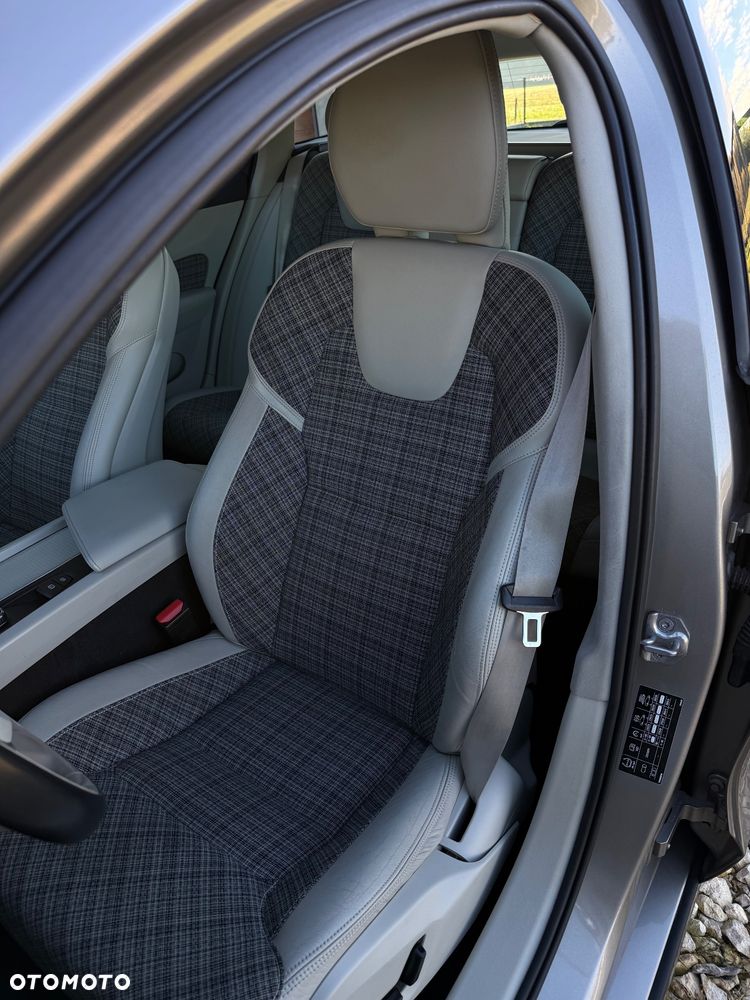 Volvo V60 D4 Momentum Pro - 26
