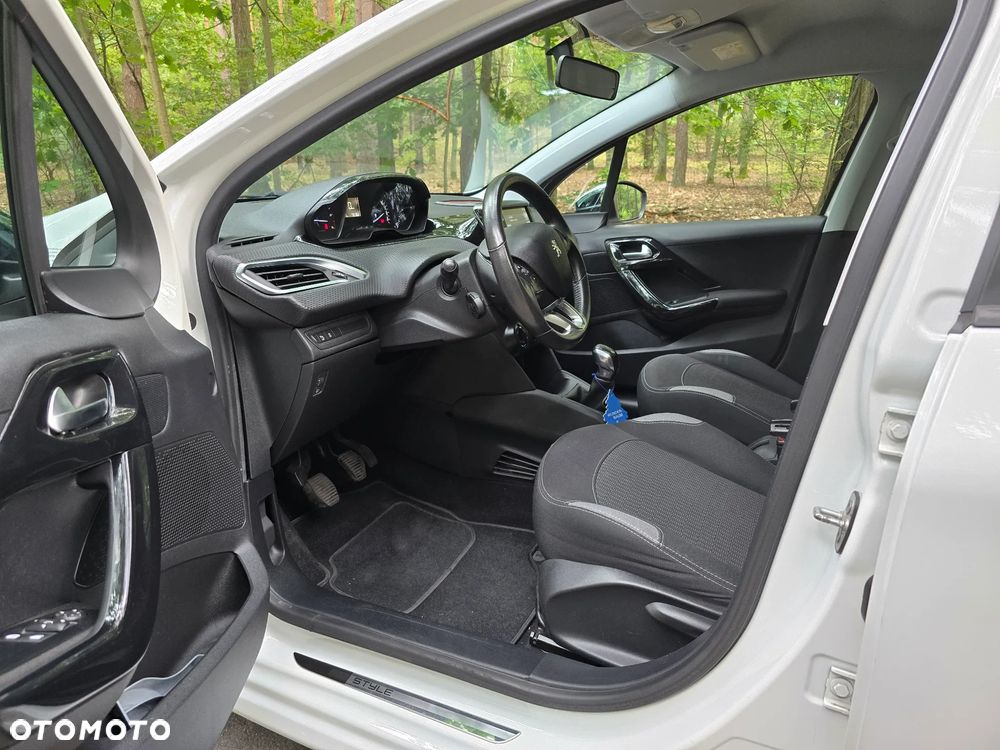 Peugeot 208 - 10