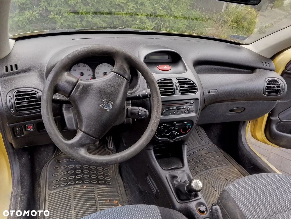 Peugeot 206 I FL (03-09r.) 1.4B 74KM. Silnik KFW Skrzynia 20CP81 lakier KAW – LAKIER ŻÓŁTY PERSEPOLIS.Cały na części. GWARANCJA !!!  Przód Tył Zestaw Komplet Drzwi Klapa Zderzak Błotnik Maska Grill Atrapa Szyba Pas Lampa Lusterko Boczki Fotel Kanapa Kokpit Deska Rozdzielcza Przełącznik Włącznik Sterownik Przewody Wiązka Instalacja Moduł Komputer Czujnik Listwa Pompa Alternator Wtryski Głowica Rozrusznik Kompresor Sprzęgło Dwumas Silnik Skrzynia ABS Klimatyzacji Paliwa Wspomagania Kolektor Turbina Przepustnica Zawór Chłodnica Koło Hak Belka Sanki Zawieszenie Mcpherson Półoś Amortyzator Wydech Tłumik Zacisk Most - 7