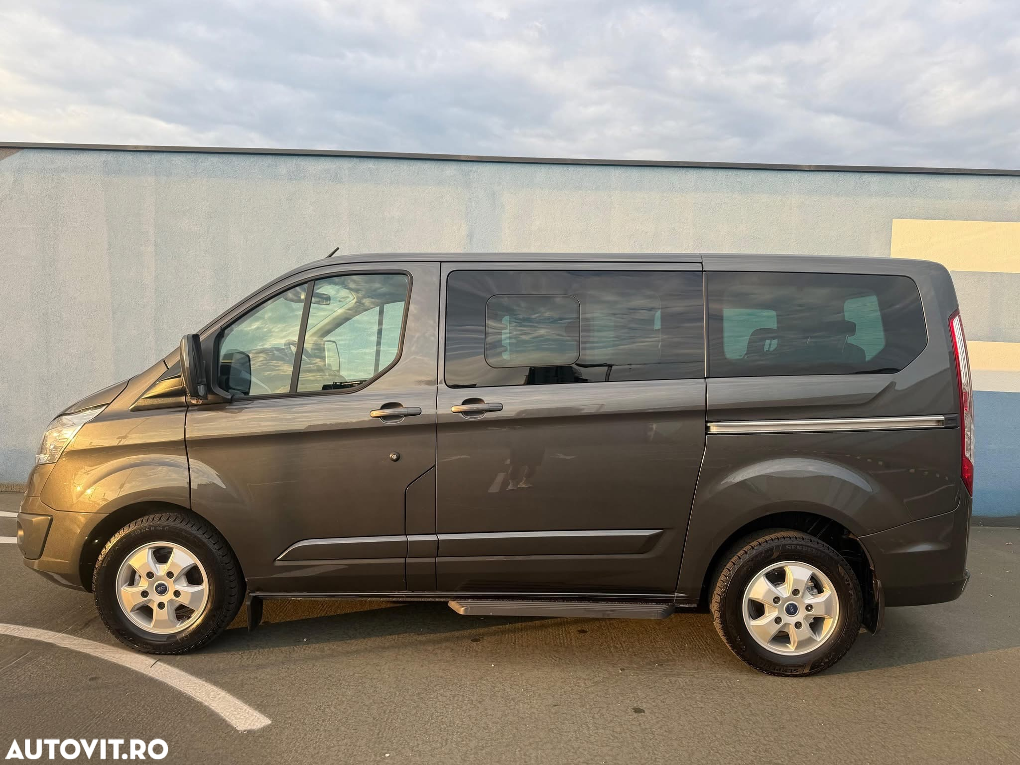 Ford Tourneo Custom Bus 320 2.0 EcoBlue 130 CP L1H1 Titanium - 14