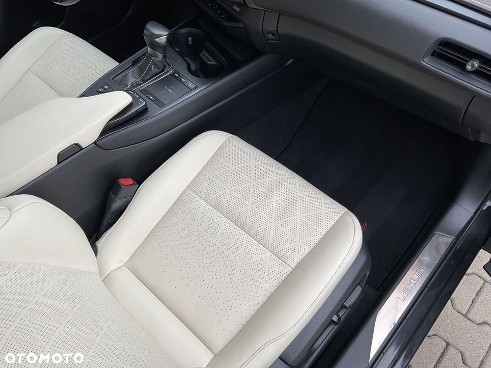 Lexus UX - 10