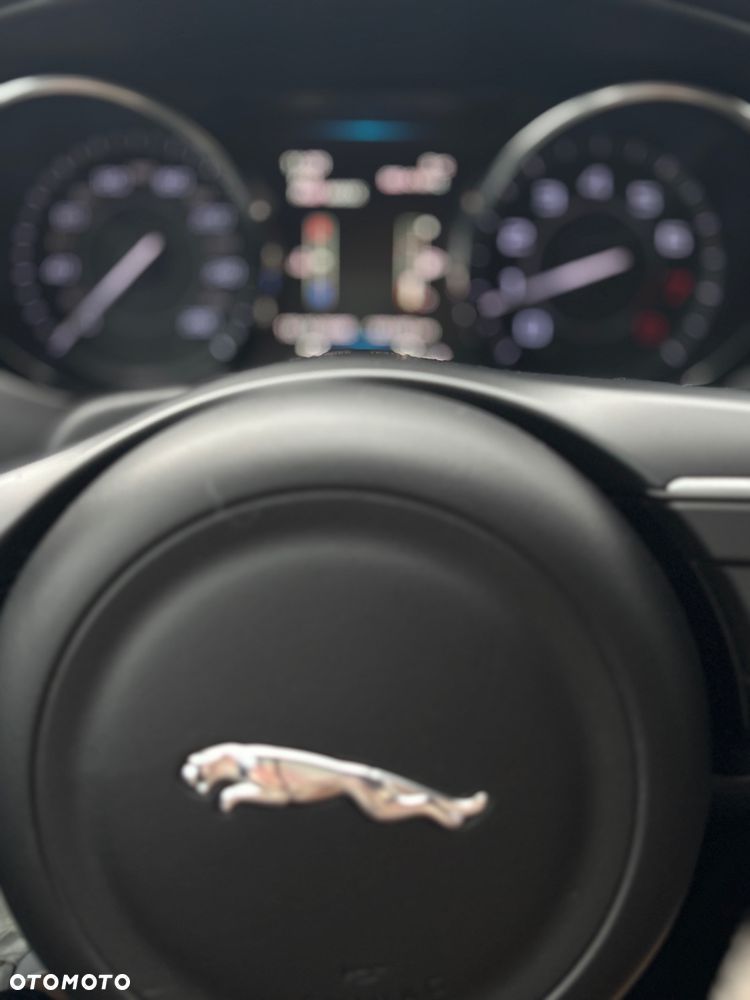 Jaguar XE 2.0 T Pure - 10