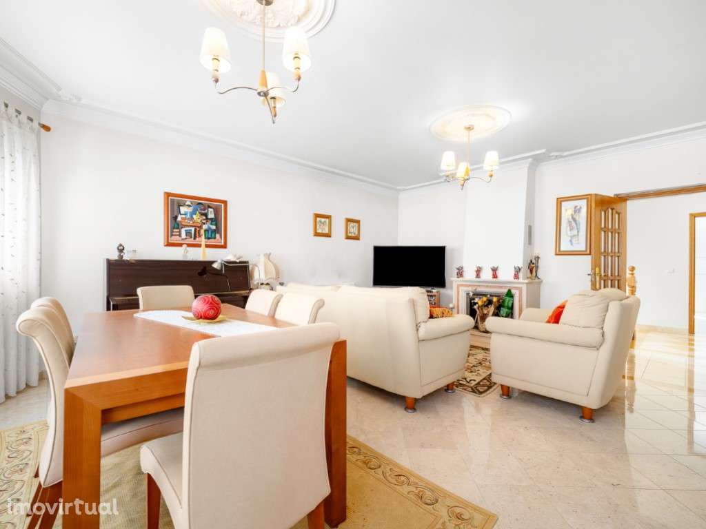 Moradia T4+1 localizada no bairro do 'Casal Novo'. - Grande imagem: 2/30