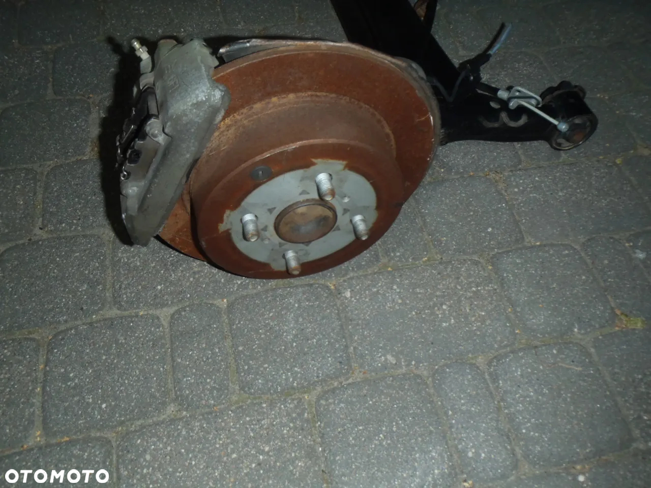 zacisk jarzmo tarcze klocki hamulcowe prowadnica czujnik abs piasta łozysko osłona błotna kotwiczna toyota yaris I 1 98-06r  jak nowe  oryginał - 8