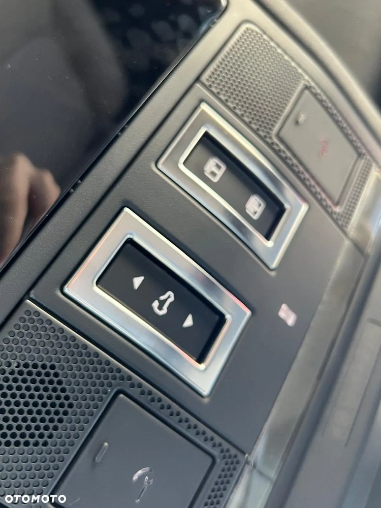 Land Rover Defender - 12