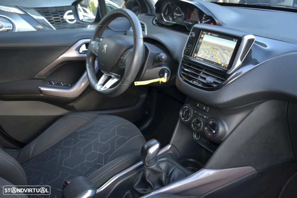 Peugeot 2008 1.2 PureTech Style - 12