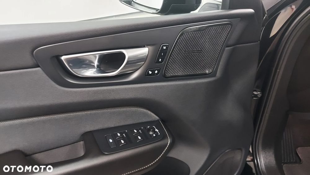 Volvo XC 60 B4 D Plus Dark - 12