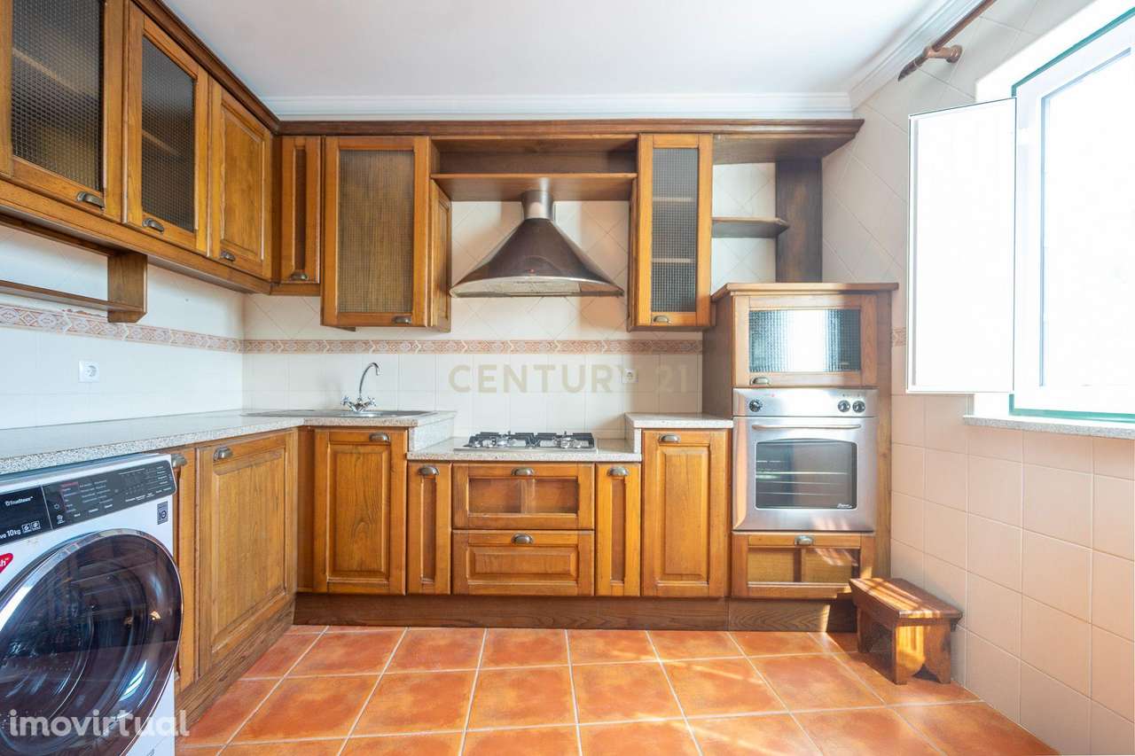 Moradia T5 em bom estado com varanda, visitas boas,sala de festas e ar - Grande imagem: 3/54