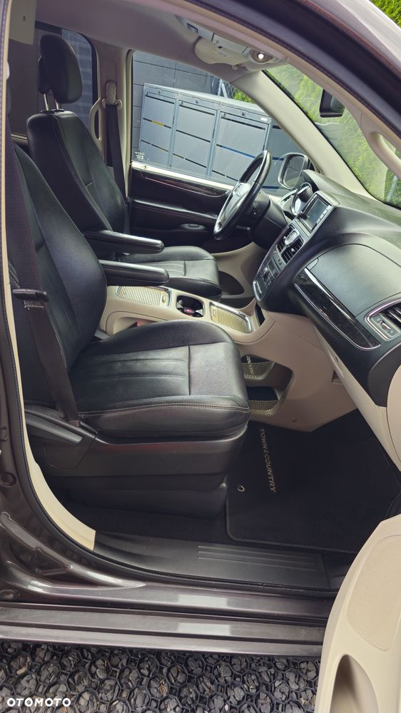 Chrysler Town & Country 3.6 Limited - 13
