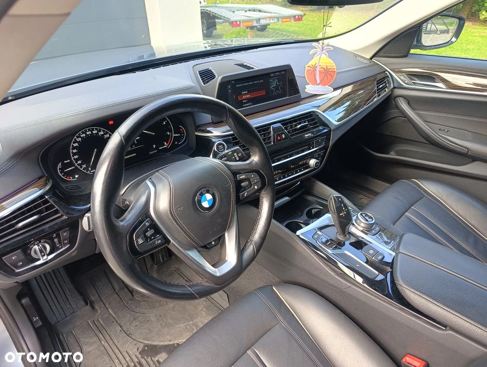BMW Seria 5 525d Touring Luxury Line - 9