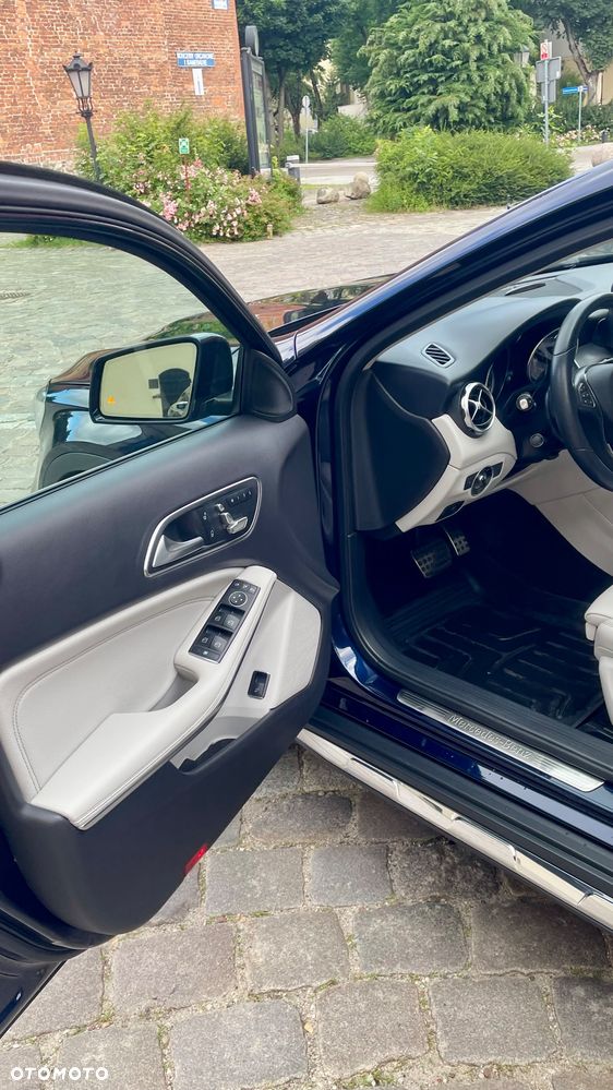 Mercedes-Benz GLA 250 4-Matic AMG Line - 16