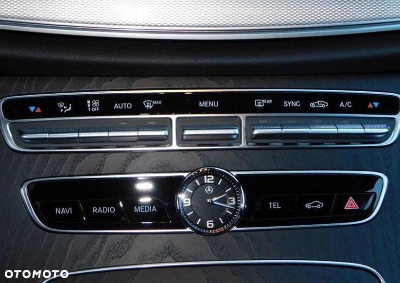 Mercedes-Benz Klasa E 220 d 4-Matic 9G-TRONIC - 25