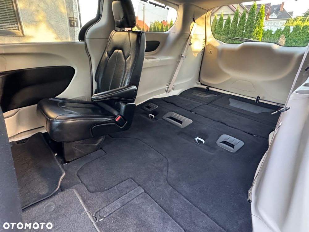 Chrysler Pacifica - 17