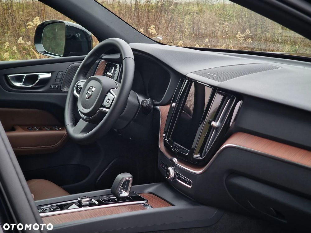 Volvo XC 60 B5 B AWD Plus Dark - 17