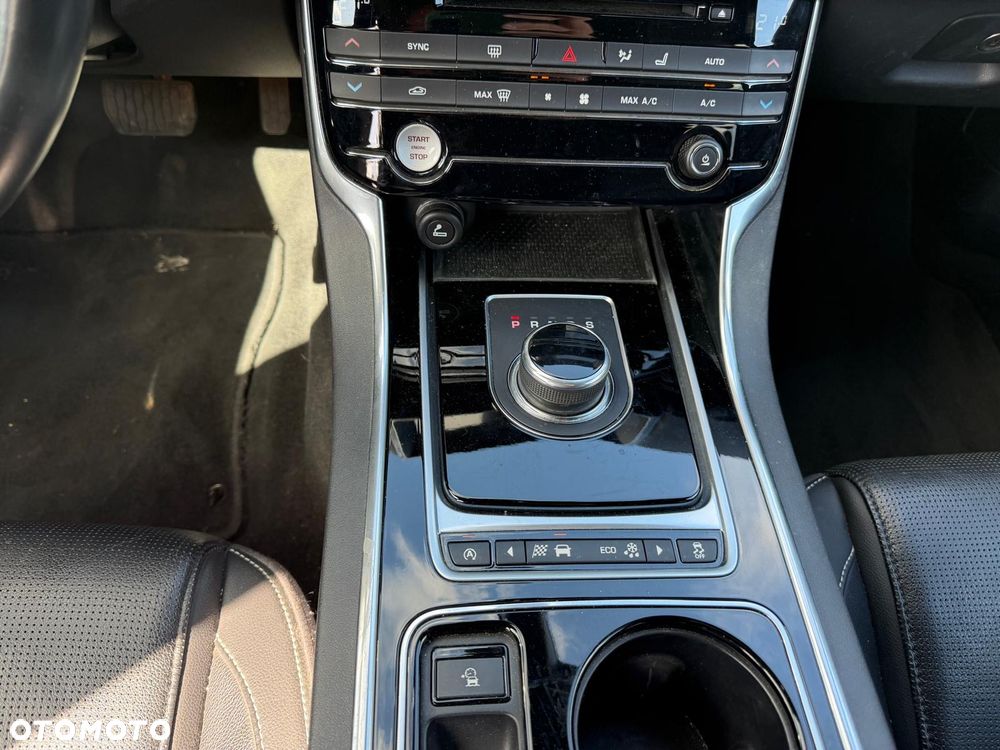 Jaguar XE 2.0 D R-Sport - 18