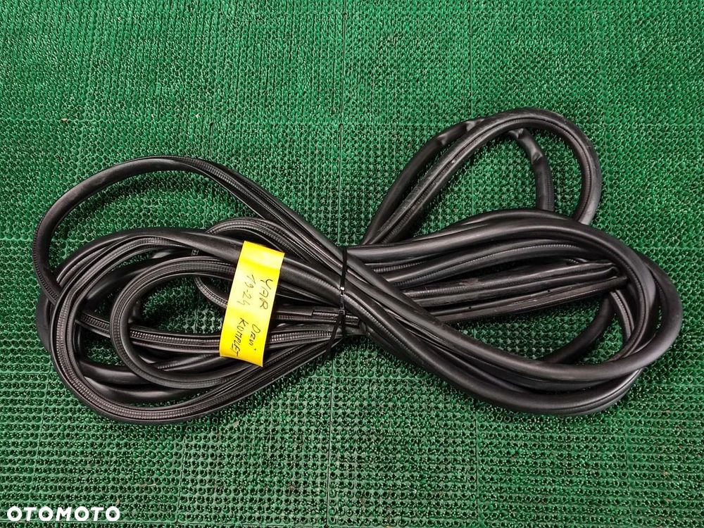 TOYOTA YARIS 19-24r Uszczelka Drzwi z Karoserii - 1