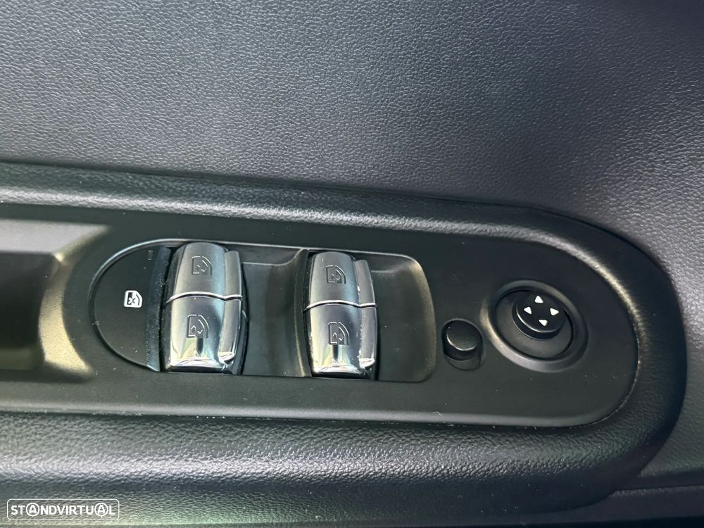 MINI Countryman Cooper D Premium Essential Auto - 25