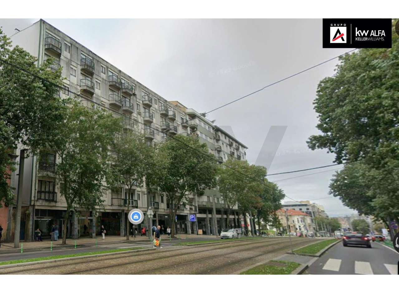 Loja + Parque de estacionamento público na Avenida da República, Gaia - Grande imagem: 2/4