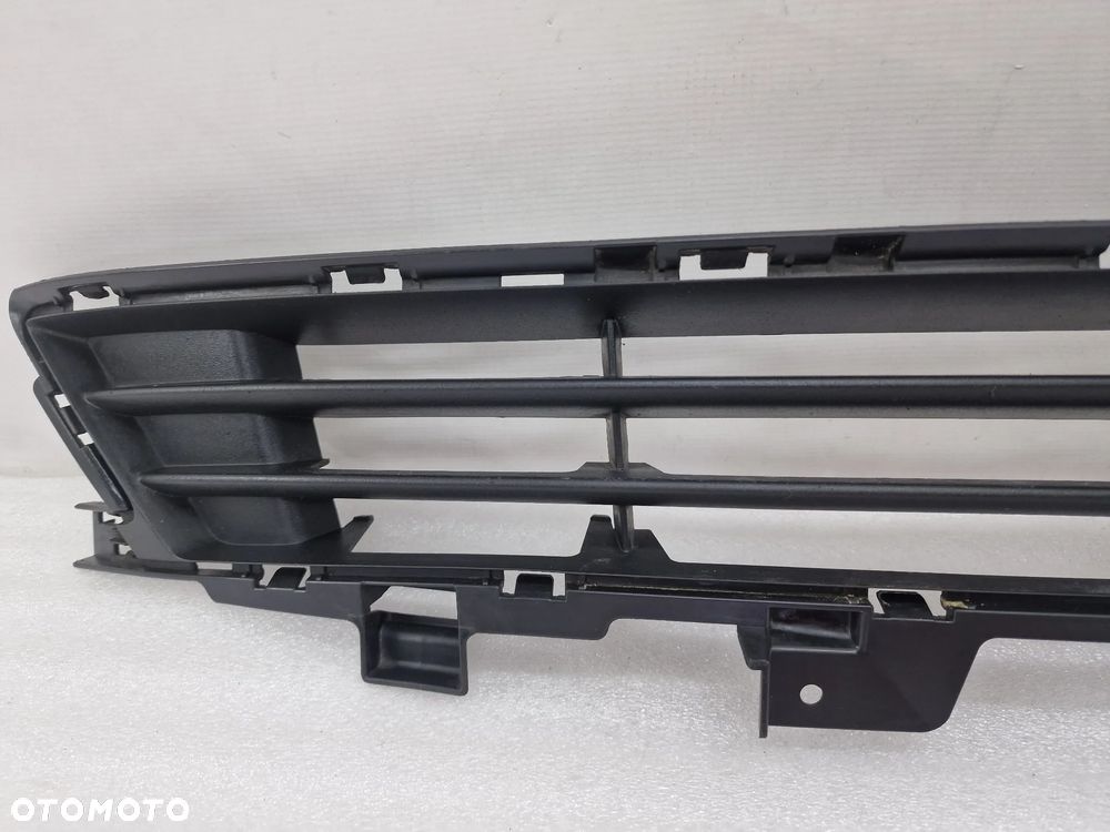 OPEL ZAFIRA C LIFT 16- KRATKA ŚRODKOWA ZDERZAKA PRZEDNIEGO , NR 39079784 / 341601492 , NR AUKCJI NK604 - 3