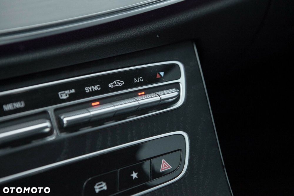 Mercedes-Benz Klasa E 220 d 4-Matic AMG/Avantgarde - 29