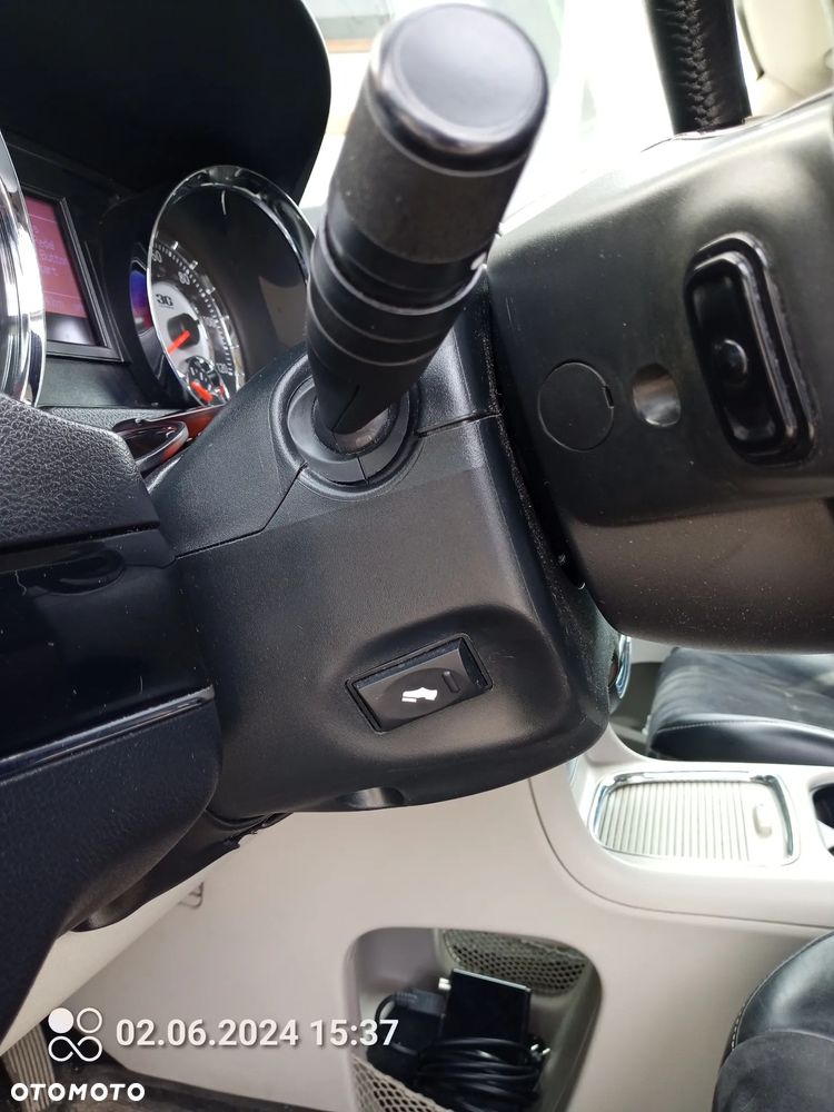 Chrysler Town & Country - 7