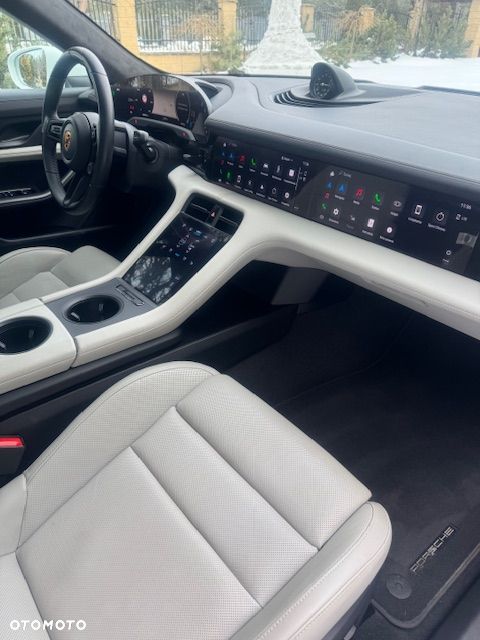 Porsche Taycan - 24