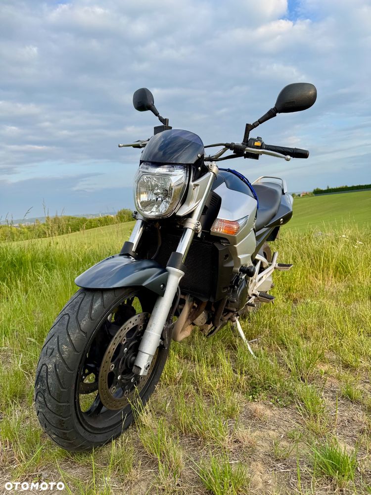 Suzuki GSR - 2