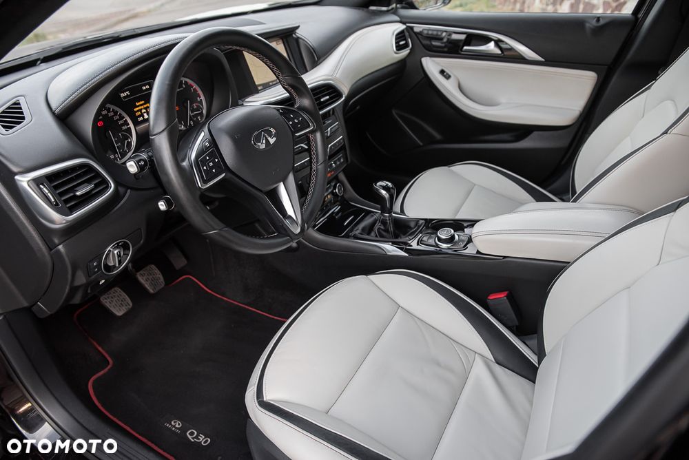Infiniti Q30 - 16