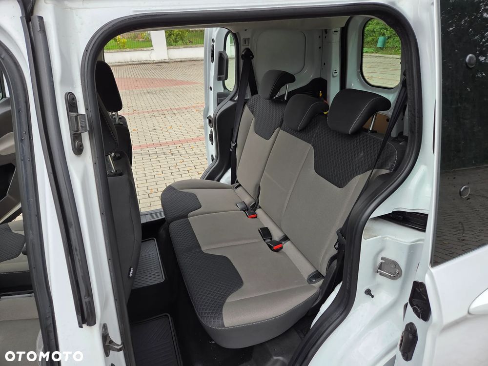 Ford Transit Courier - 17