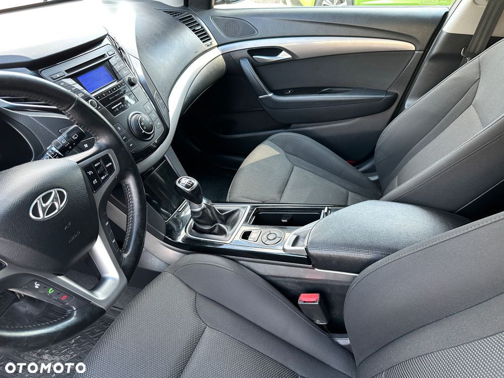 Hyundai i40 Kombi blue 1.6 Family - 13