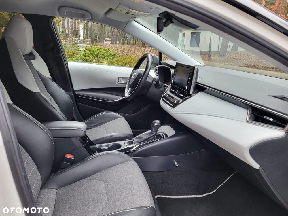 Toyota Corolla 1.8 Hybrid Team Deutschland - 13