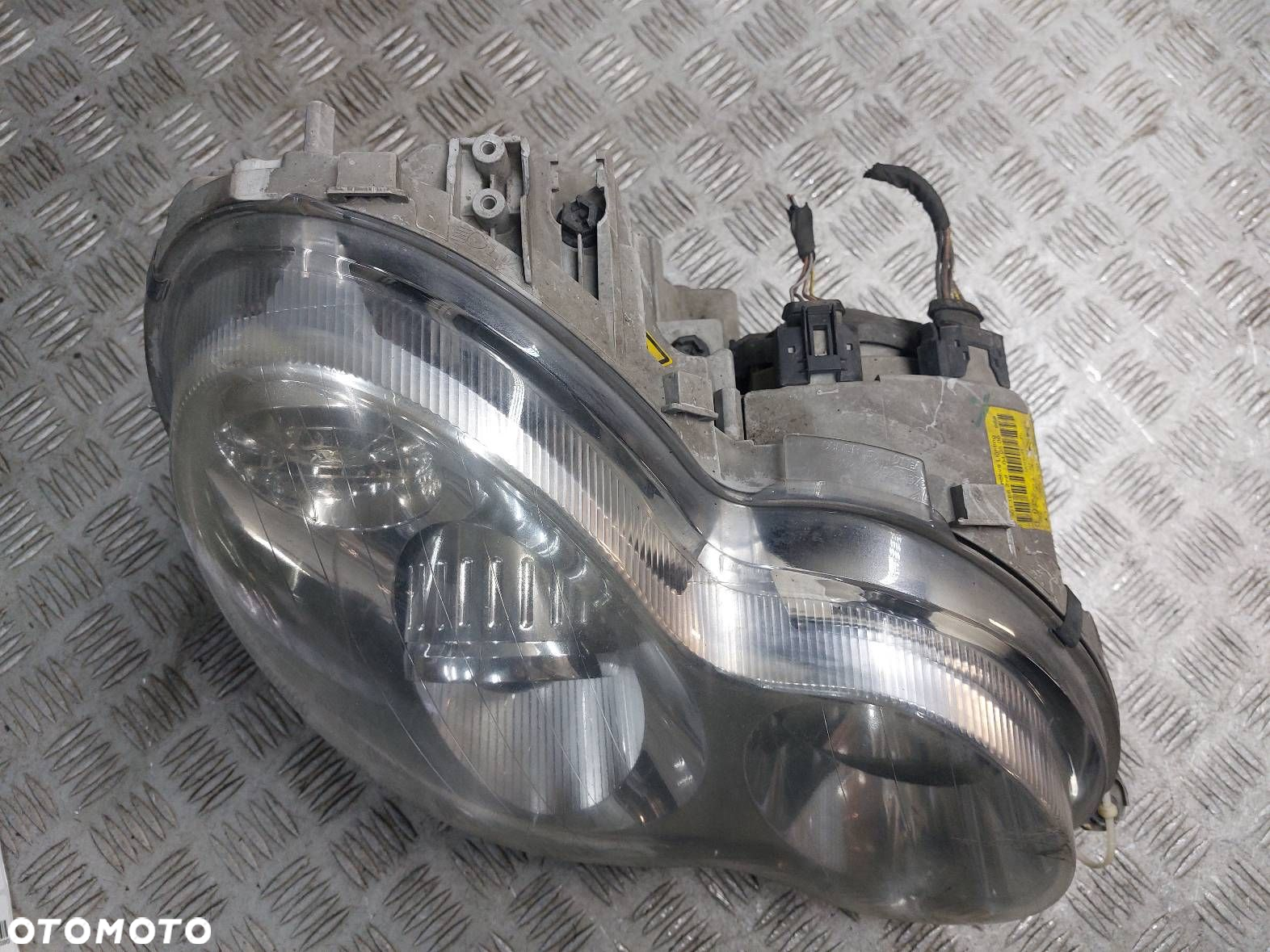LAMPA PRAWY PRZÓD MERCEDES-BENZ W203 C180 2038201859 1307329088 - 2