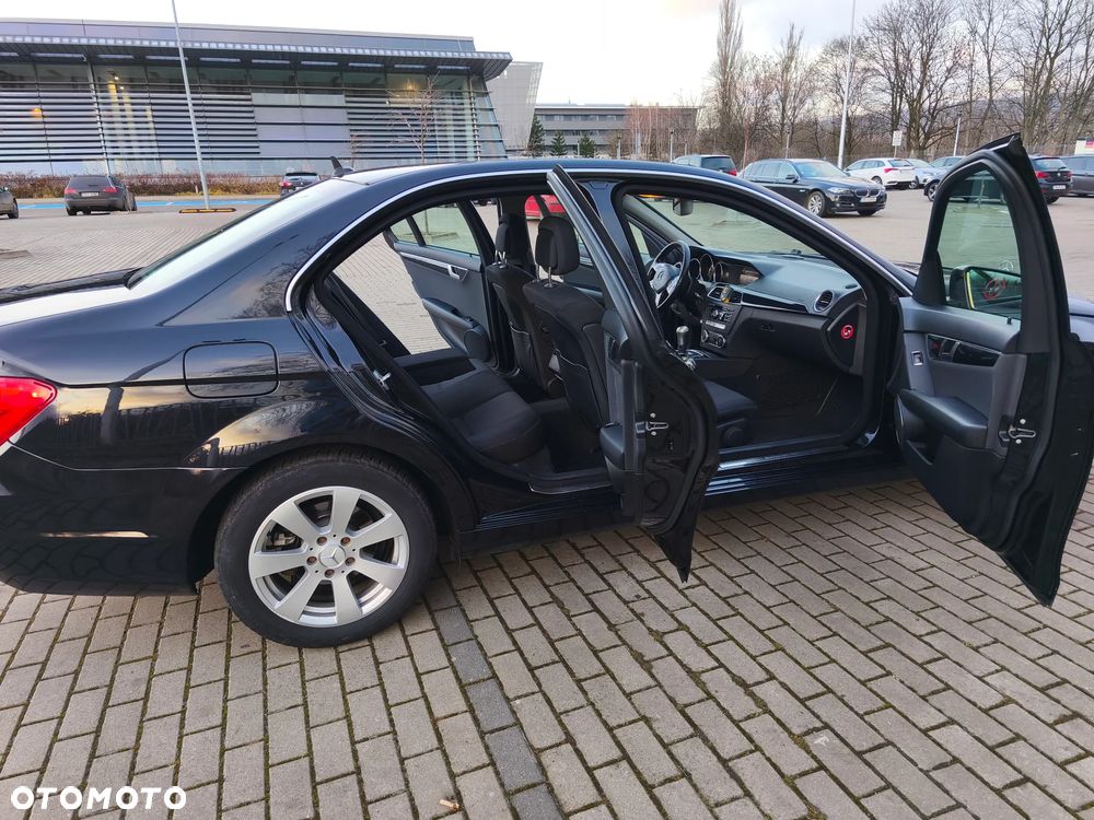 Mercedes-Benz Klasa C 180 CGI BlueEff Avantgarde - 28