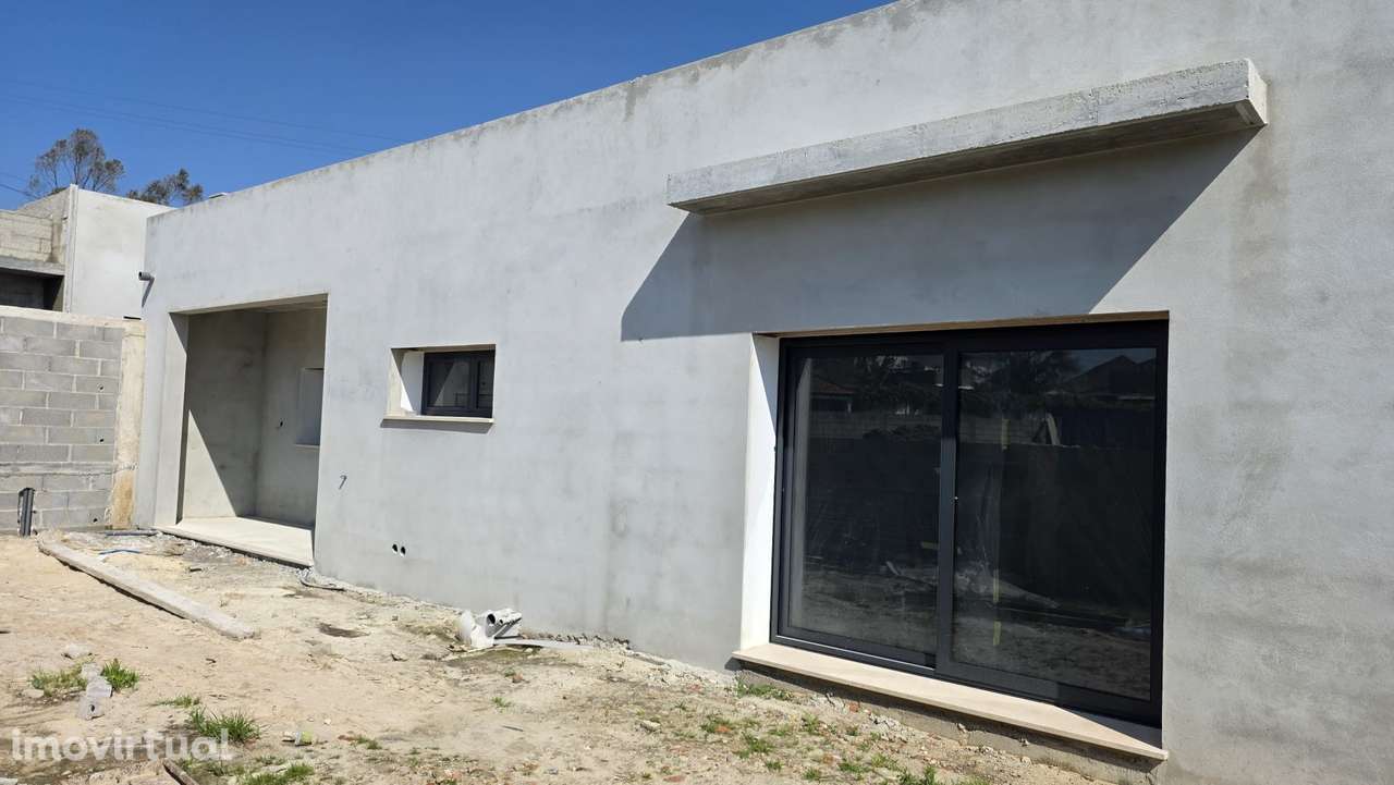 Moradia T3, térrea, geminada com garagem e jardim. Fração "A" - Grande imagem: 2/15