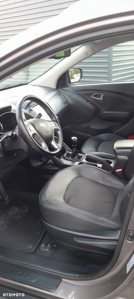 Hyundai ix35 1.7 CRDi 2WD blue Finale Gold - 28