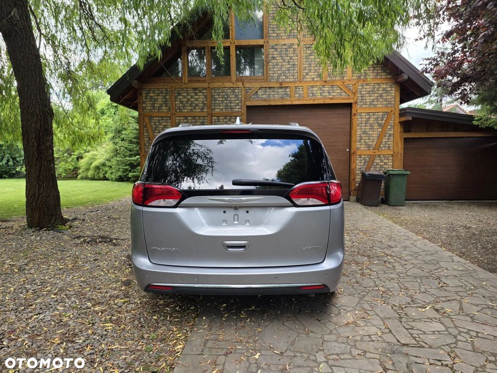 Chrysler Pacifica - 11