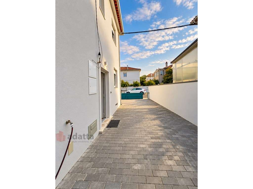 Moradia T3 remodelada com terraço, logradouro e estacionamento para... - Grande imagem: 4/40
