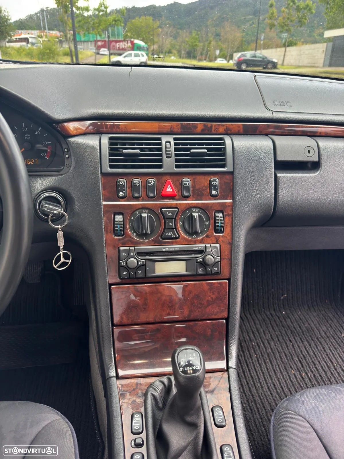 Mercedes-Benz 220 - 6