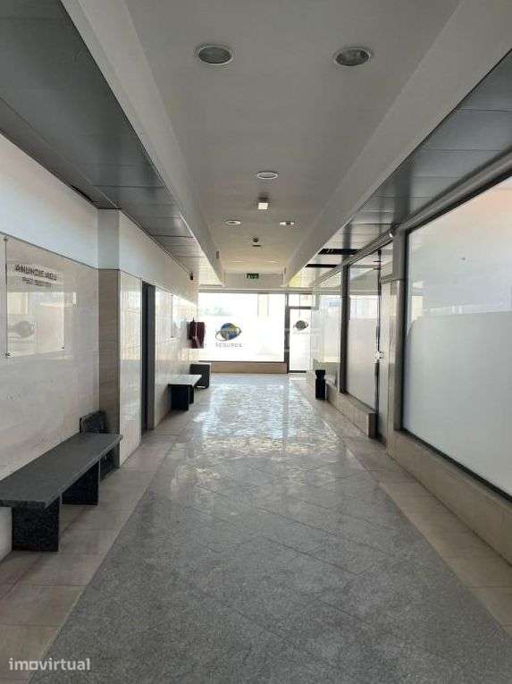 Loja da banca com 66 m² inserida no Centro Comercial Millenium em Abra - Grande imagem: 4/8