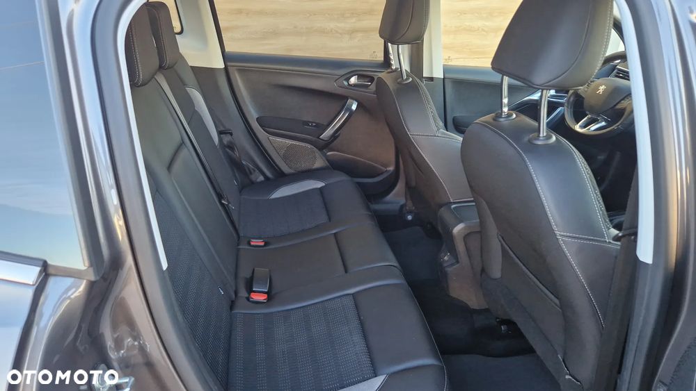 Peugeot 2008 1.6 BlueHDi Allure S&S - 16