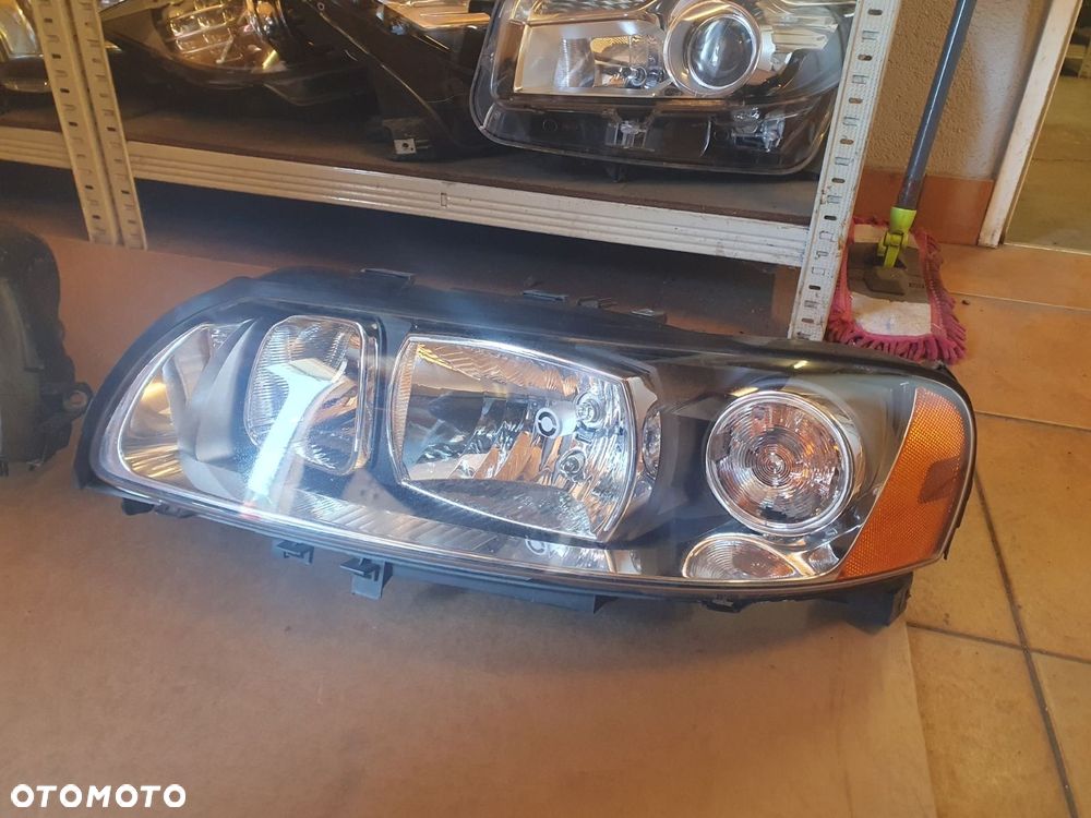 REFLEKTOR PRAWY XENON VOLVO V70 II XC70 LIFT EUROPA - 7
