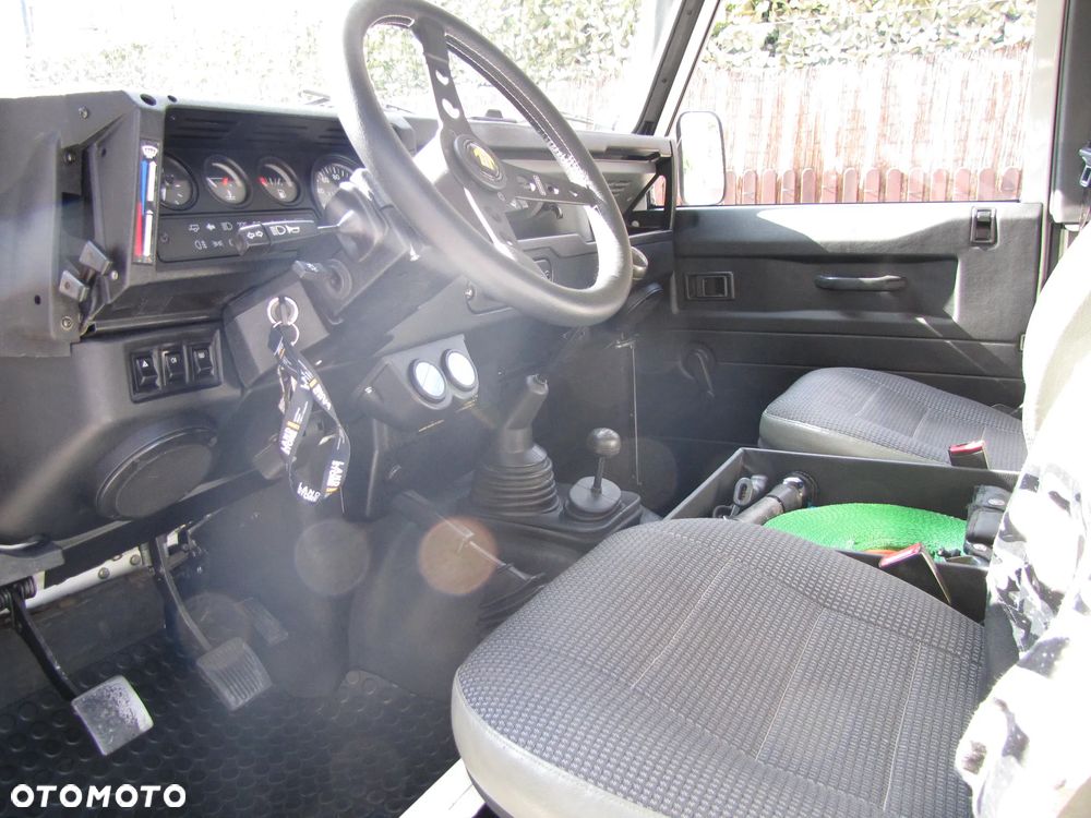 Land Rover Defender - 32