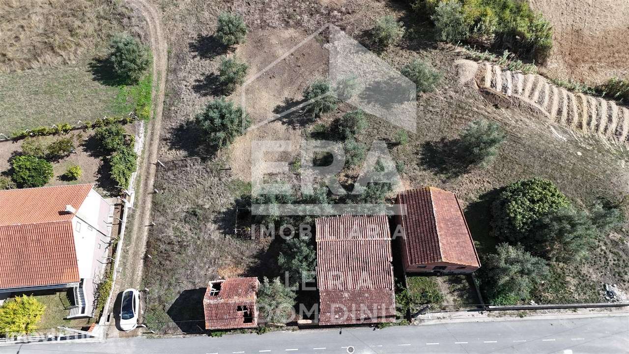 Moradia T2 isolada com terreno de 1073m² - Grande imagem: 4/13