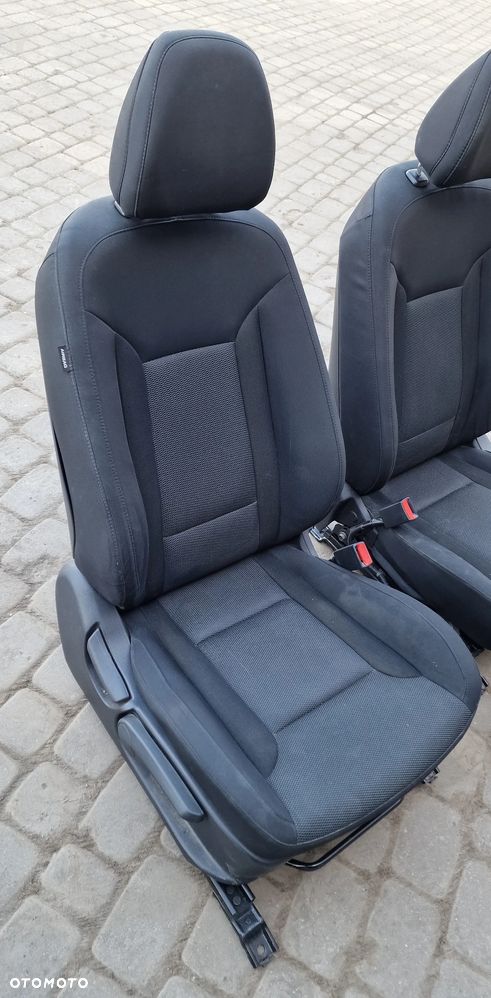 FOTEL PRZÓD PRAWY LEWY ELEKTRYCZNIE GRZANE HYUNDAI i40 - 17