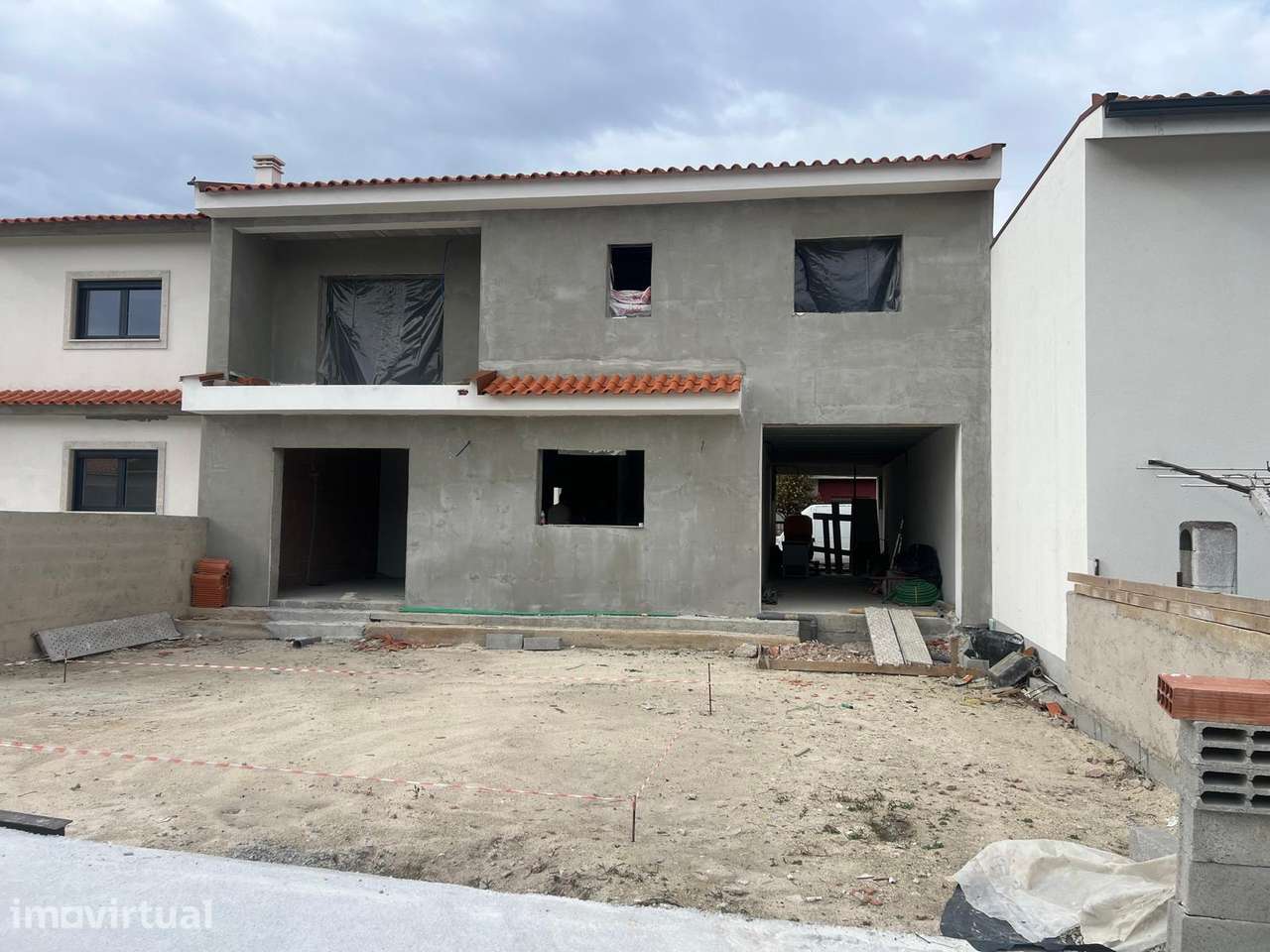 Moradia T4 em Fase Final de Construção com Piscina — Centro de Chaves - Grande imagem: 2/37