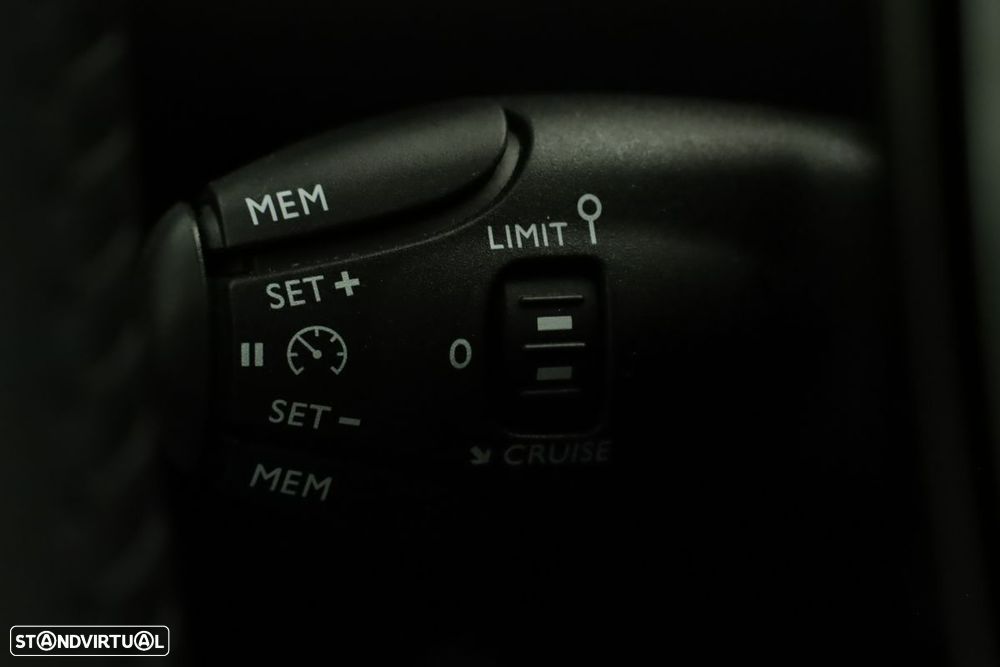 Peugeot 2008 1.2 PureTech Allure - 17